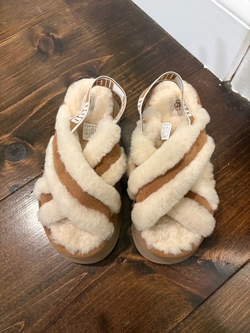 UGG Women’s Tawny Chestnut and Cream Shearling Crisscross Slides NWOT